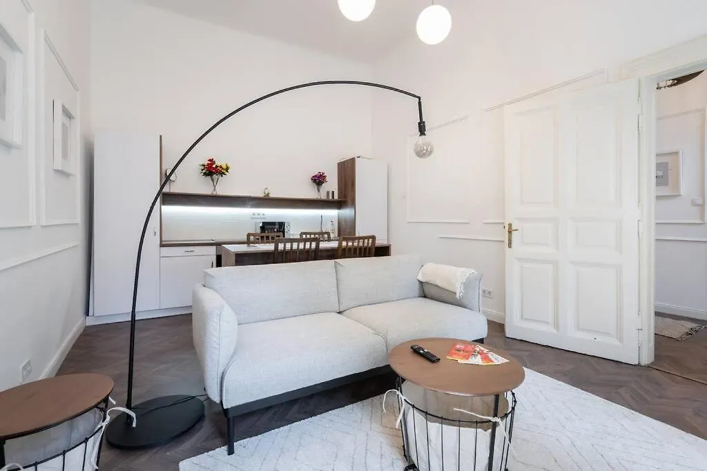 Stylish Apartment In The City Center Budapest